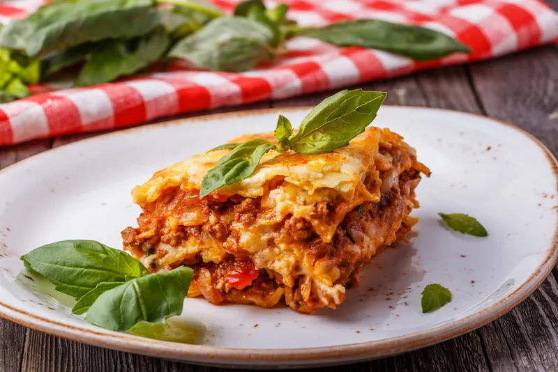 Valkokastike-lasagne